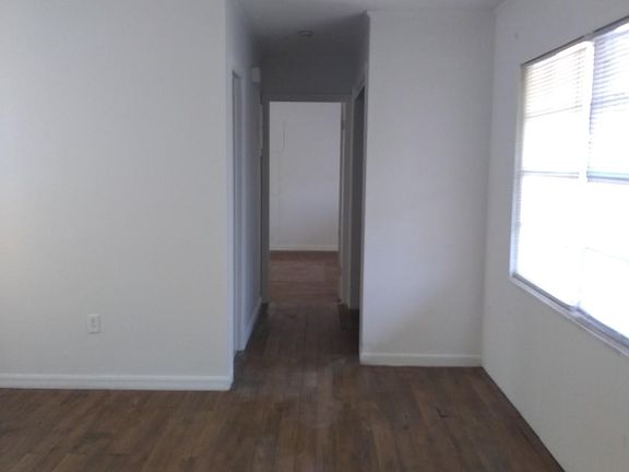 5th image of 26 W Herrick Dr