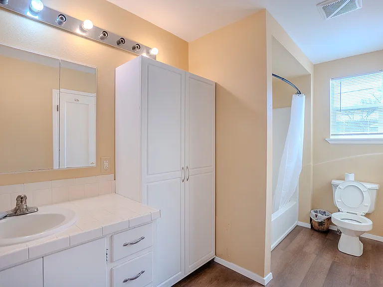 1121 Wallace St — Photo 16