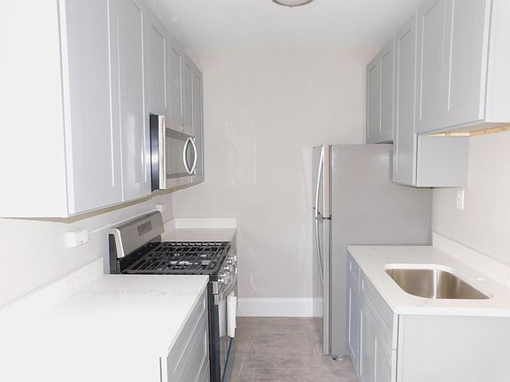 4th image of 727 Washington St #402