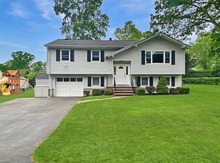 12 Hopi Trl, Oak Ridge, NJ 07438