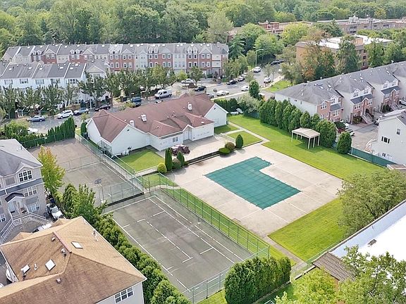 3rd image of 41 Wellington Ct APT 1L