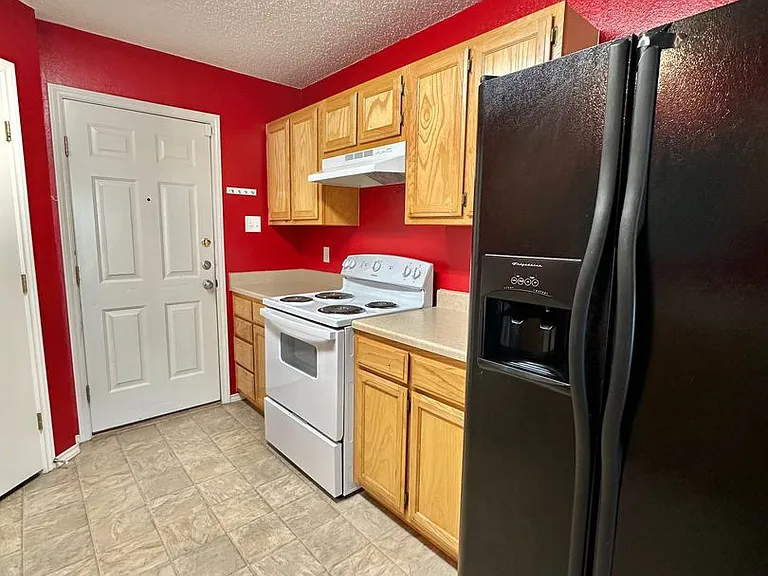 1206 Elmo Ln — Photo 8