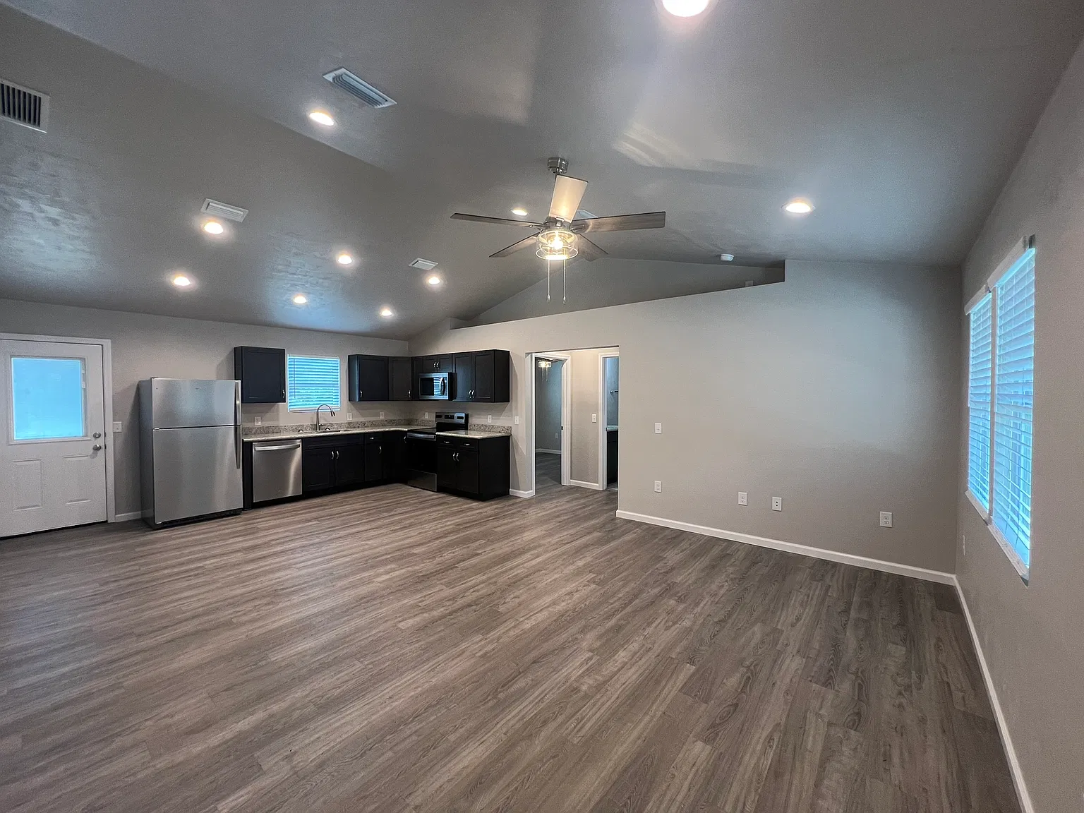3 bed, 1100 sqft, $1,900 — Photo 2