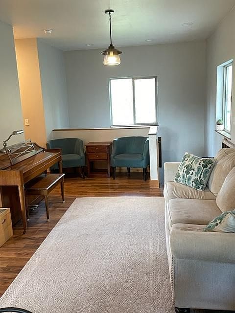1st image of 215 Redwing Dr