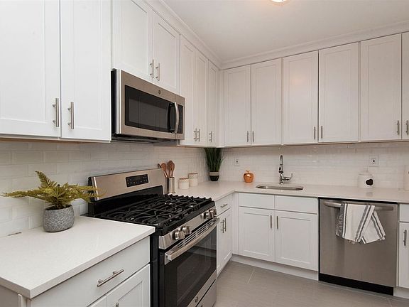 3rd image of 262 Boyd Ave
