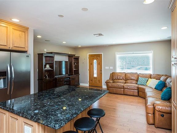3rd image of 3925 W Bay Vista Ave