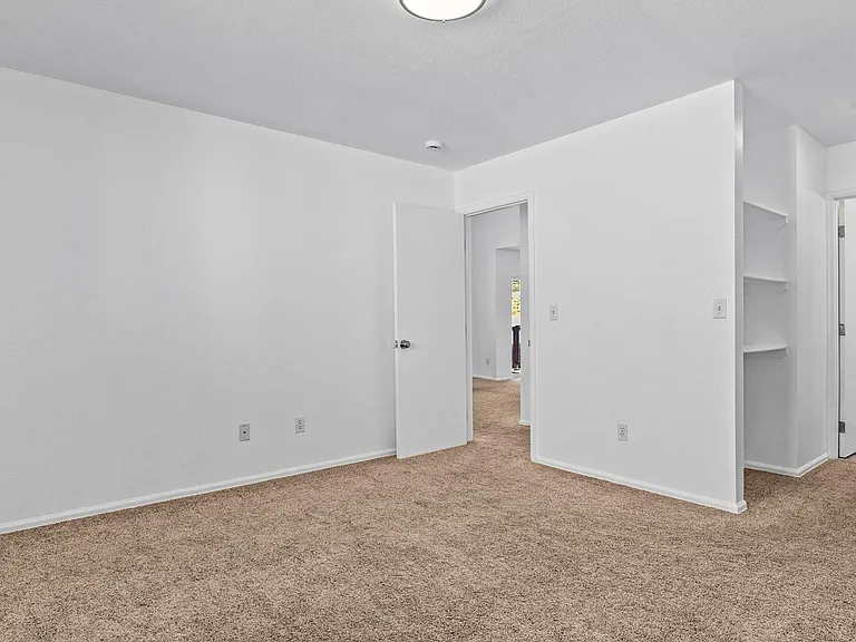 565 Redcliff Cir — Photo 6
