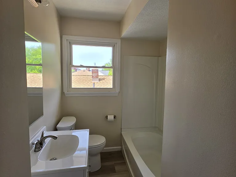 1421 & 1423 Creighton Ave #1423 — Photo 7