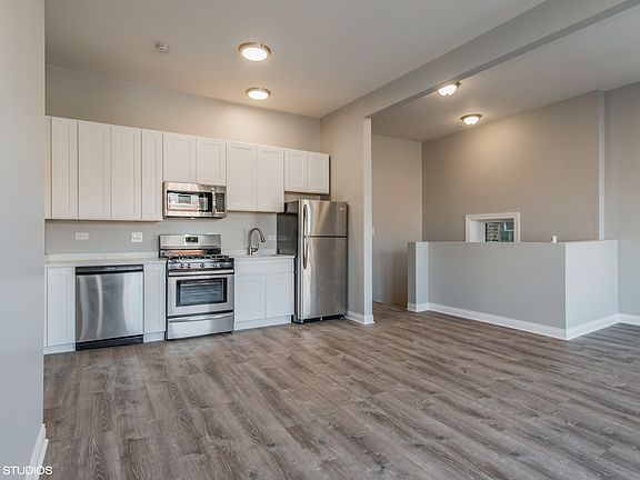 3rd image of 2935 W Warren Blvd
