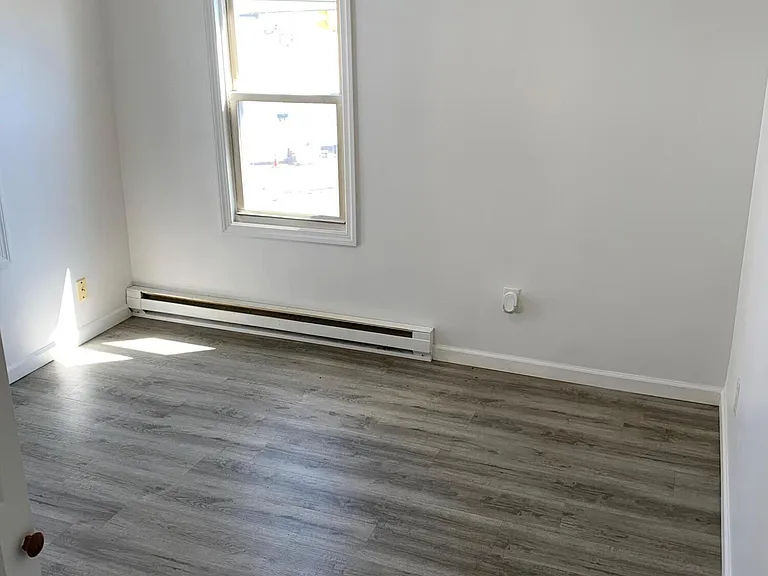 404 Railroad Ave — Photo 6