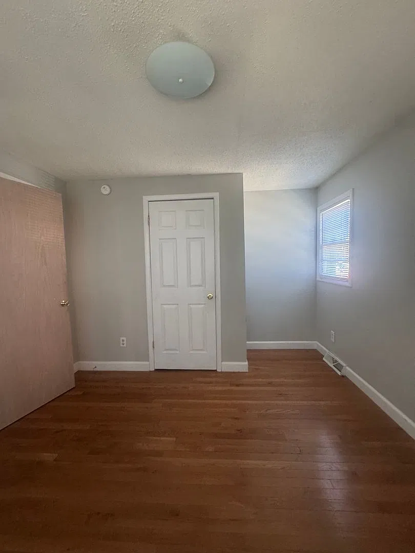 5 BED / 2 BA home right next to Memorial Stadium! — Photo 3