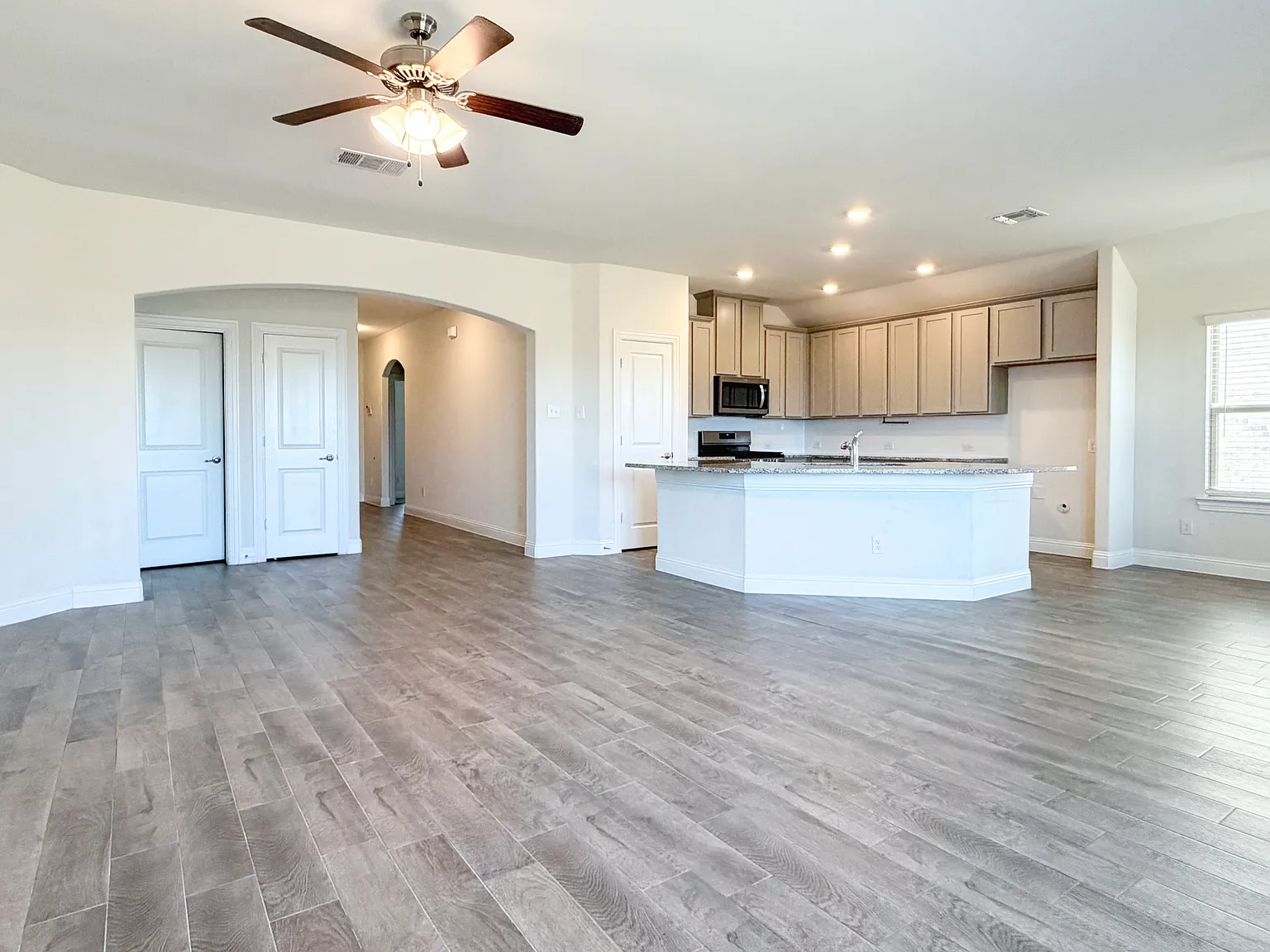 3 bed, 1686 sqft, $2,050 — Photo 4