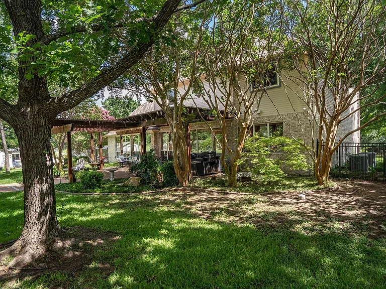 3933 Bordeaux Cir — Photo 32