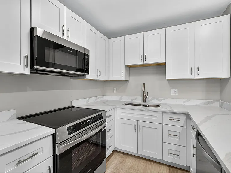 42 Easthampton B — Photo 11