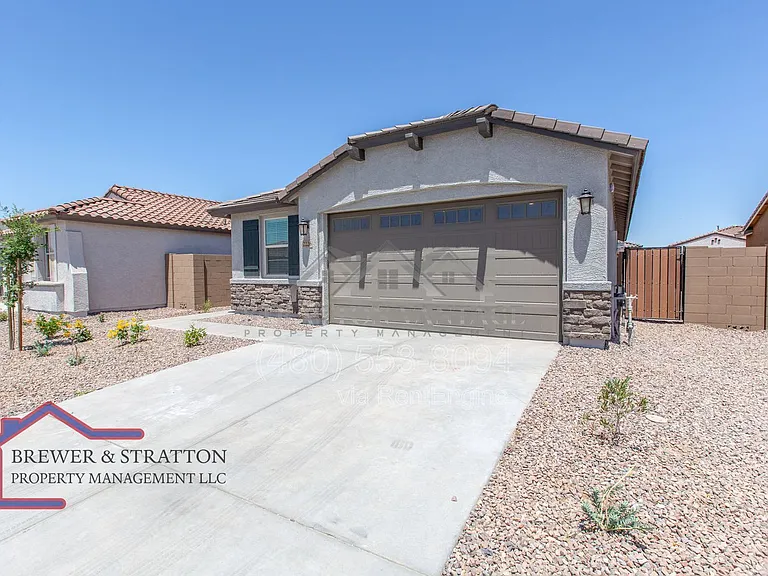 2226 E Kelly Dr — Photo 2