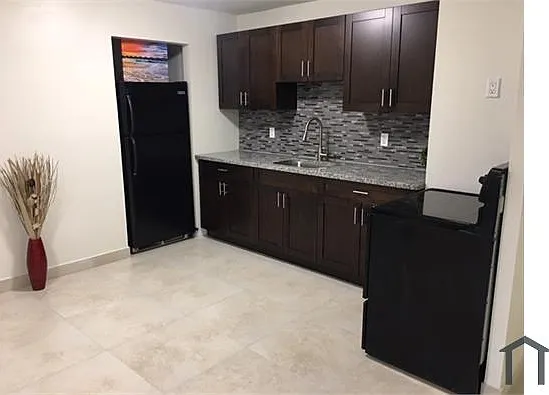 3 bed, 1000 sqft, $3,165 — Photo 1