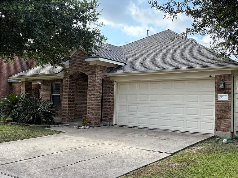 9510 Barr Spring Dr — Photo 3