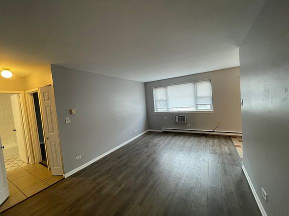 3rd image of 5920 N Kenmore Ave APT 210