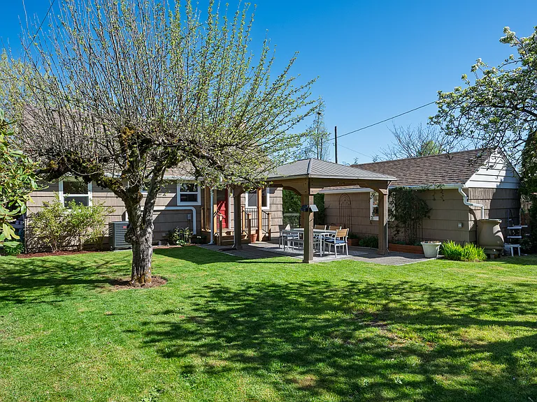 8922 SE Market St — Photo 30