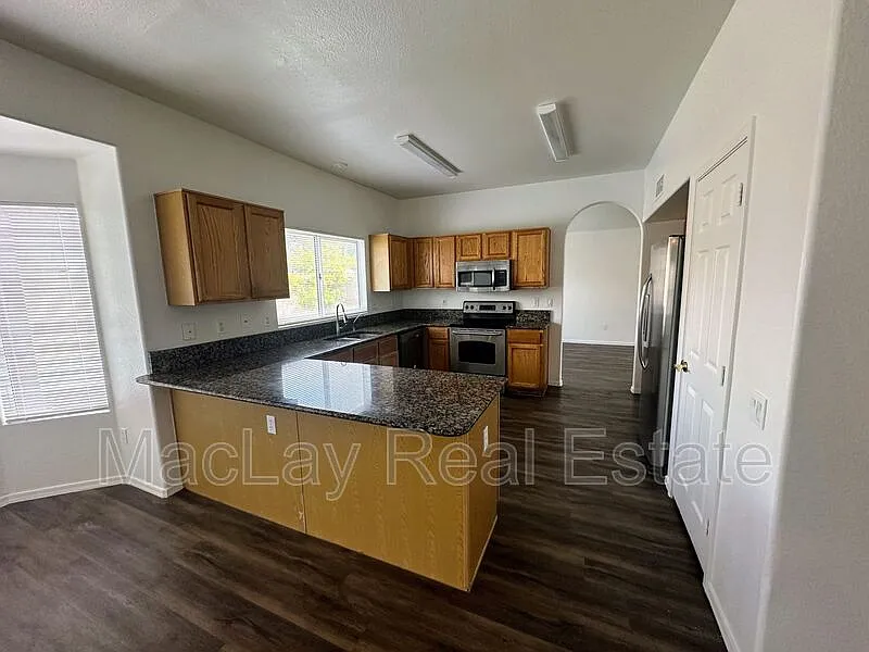 5 bed, 3.0 bath, 2811 sqft, $3,250 — Photo 4