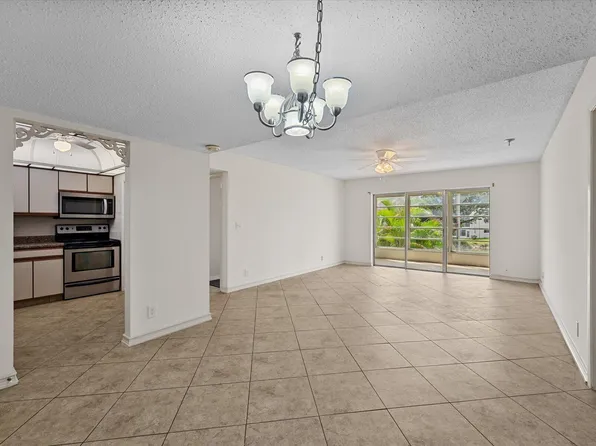 719 Lori Drive #204, Palm Springs, FL 33461