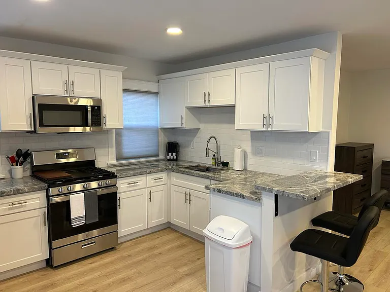 123 6th St #9 — Photo 3