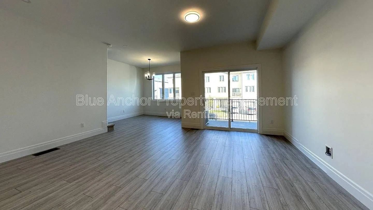 2 bed, 2.0 bath, 1800 sqft, $2,099 — Photo 2