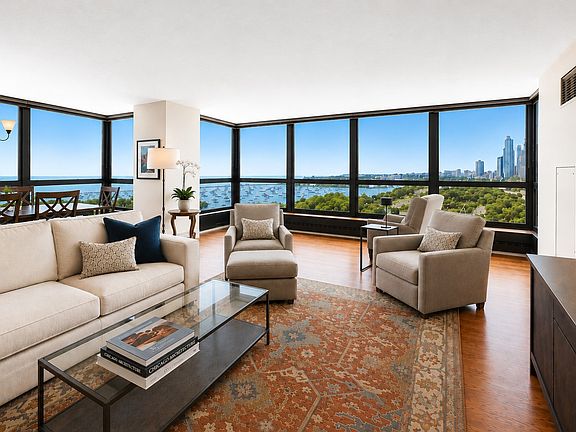 2nd image of 360 E Randolph St APT 901