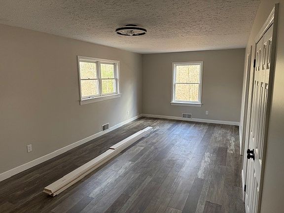 4th image of 440 Deer Creek Rd