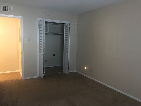 Bedroom with washer/Dyer hookups