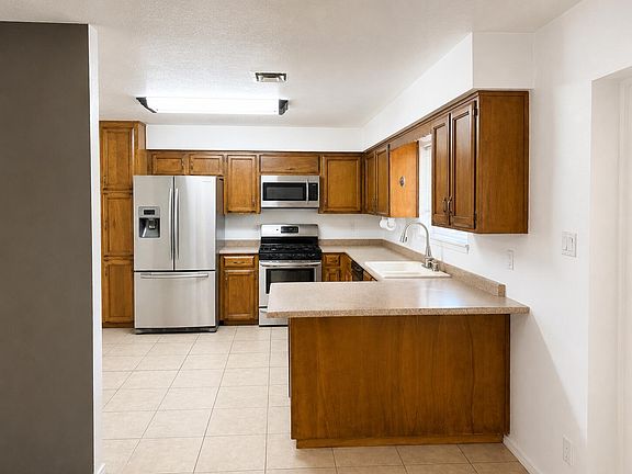 5th image of 6205 Vista Montano St NW