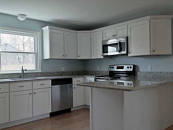 4th image of 160 Hopeworth Ave