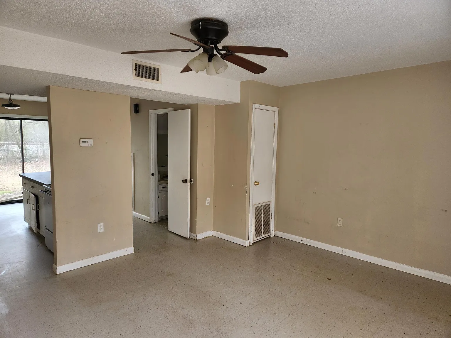 2 bed, 1.5 bath, 900 sqft, $795 — Photo 2