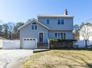 10 N Pine St, Patchogue, NY 11772