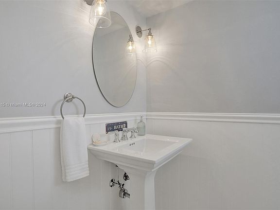 5th image of 1750 NE 191st St APT 315-3