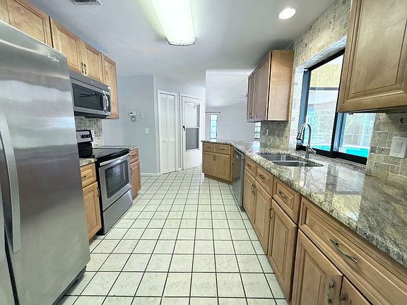 5th image of 1728 SE 12th St