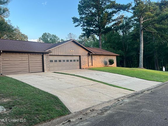 5th image of 206 Carriage Hills Dr
