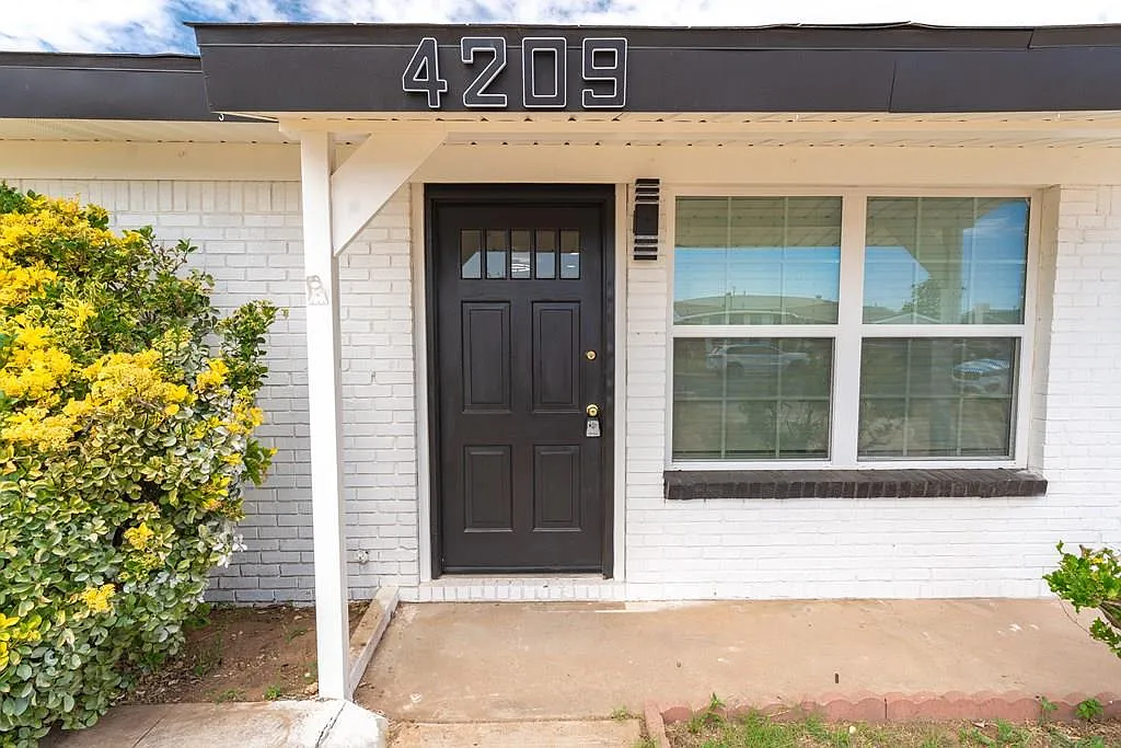 4 bed, 3.0 bath, 1600 sqft, $2,950 — Photo 1