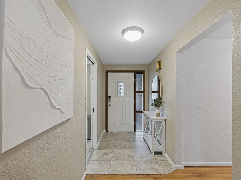 1627 E Broadway St — Photo 11
