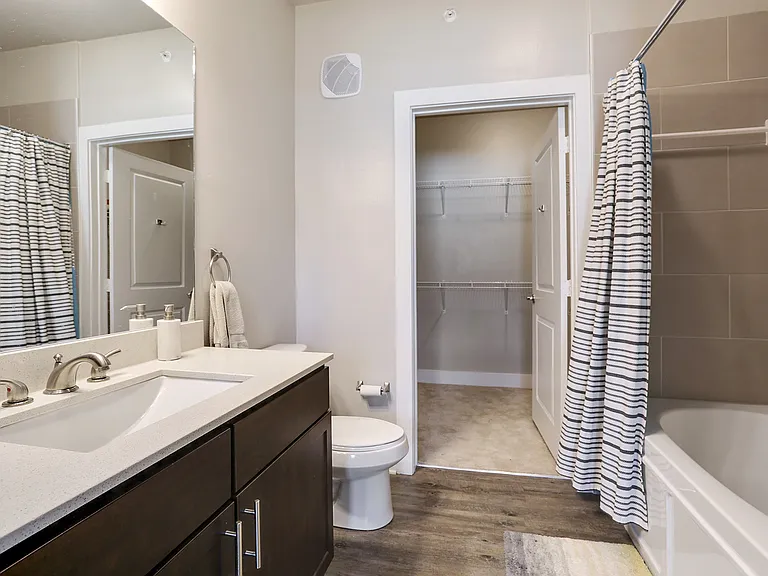 Creekside Crossing Apartments — Photo 37