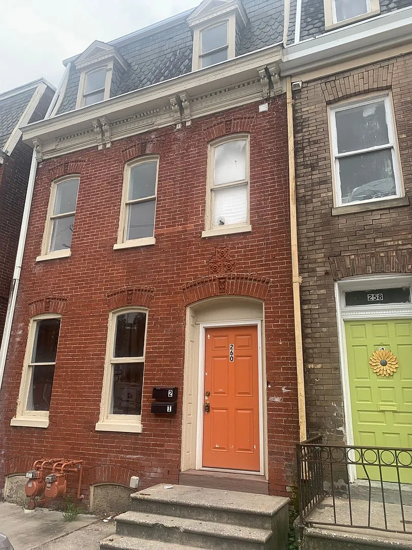2nd/3rd Floor 3 Bedroom Convenient Downtown Location York City SD — Photo 1