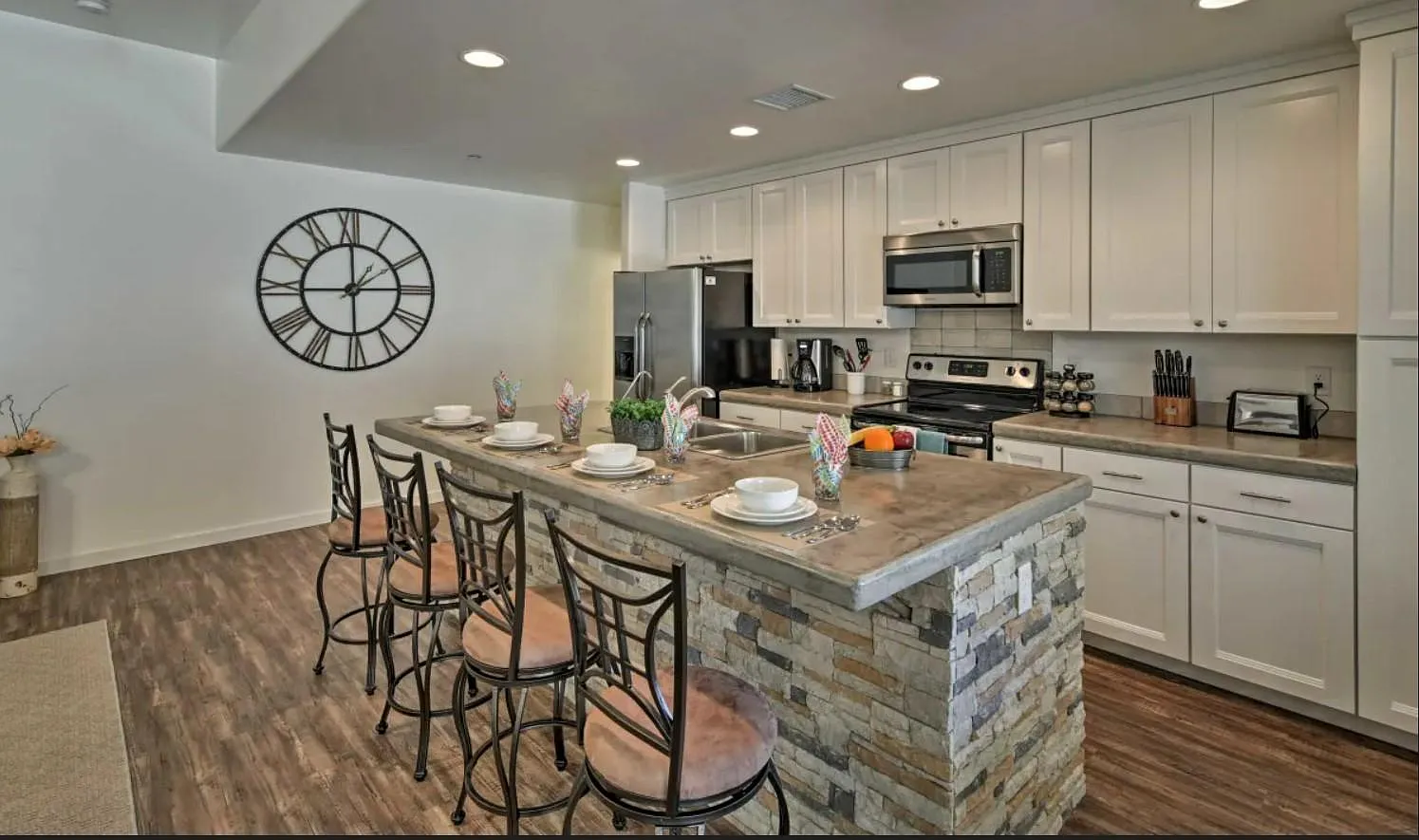 2 bed, 1600 sqft, $2,400 — Photo 1