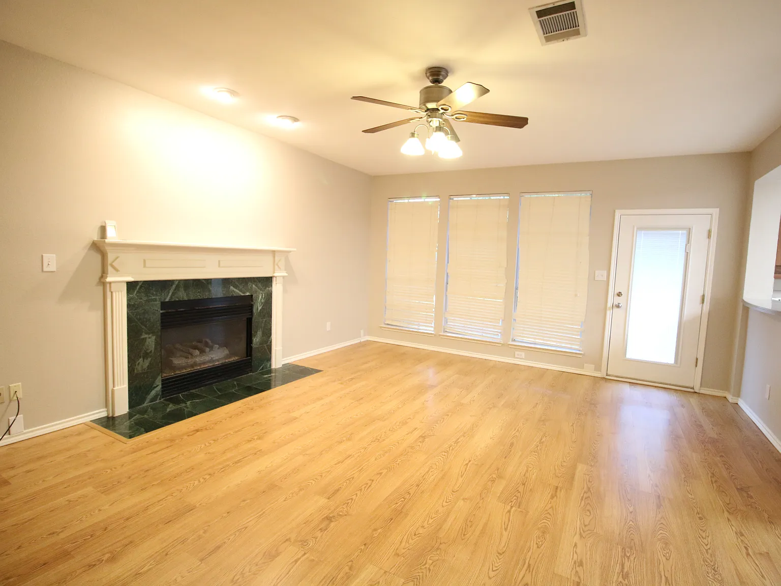 4 bed, 2355 sqft, $2,500 — Photo 4