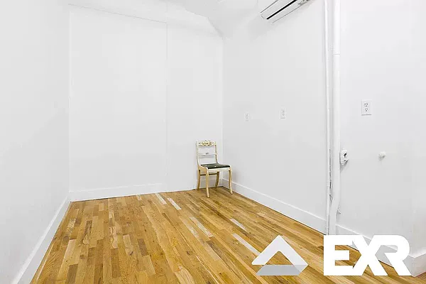 Rented by EXR | media 9