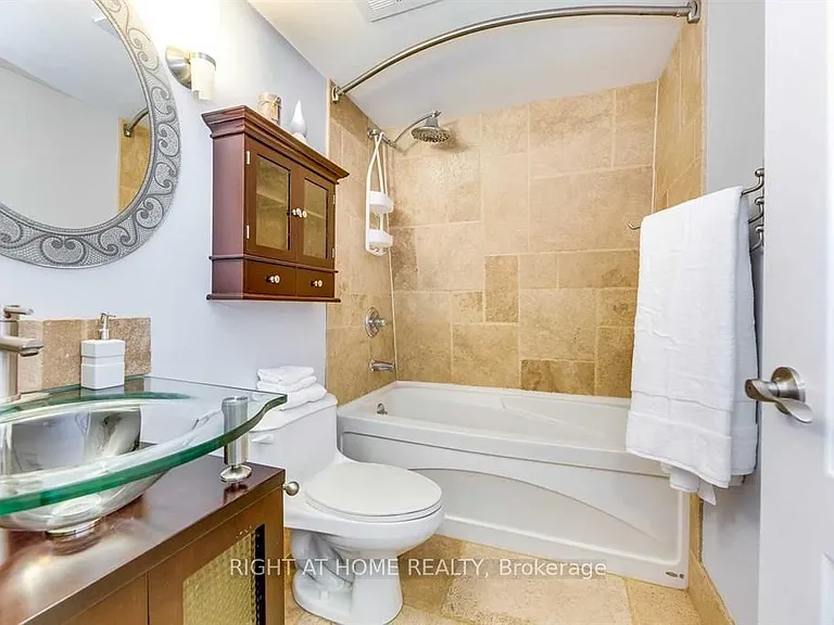 415 Jarvis St #327 — Photo 17