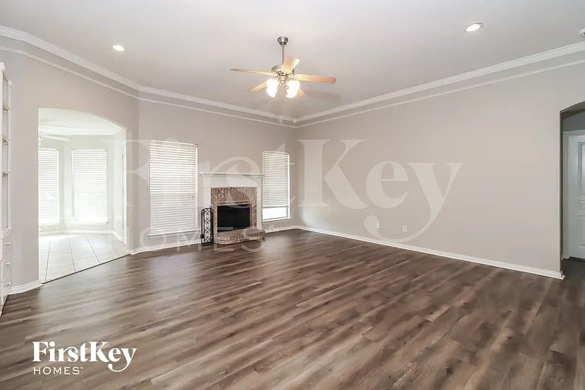 4 bed, 2.0 bath, 1966 sqft, $2,300 — Photo 3