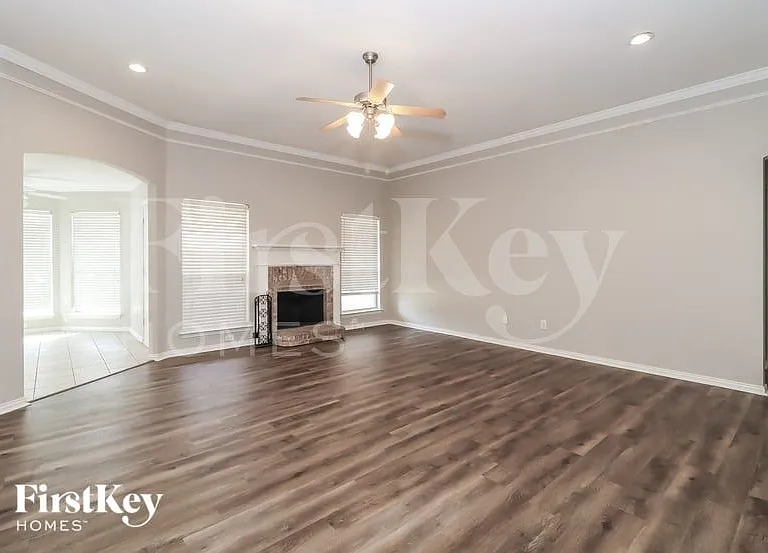 911 Joshua Dr — Photo 3