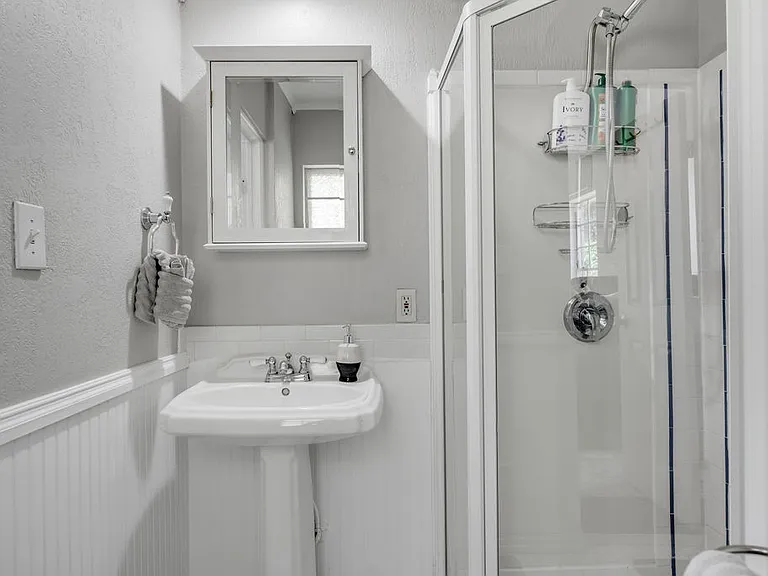 2240 Lawndale Dr — Photo 31