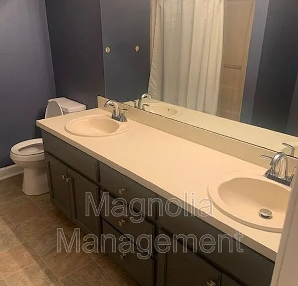 1302 Oakridge Ave — Photo 3