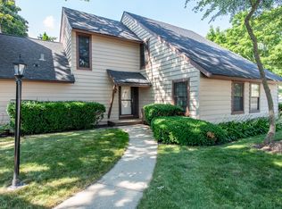 696 Chandler Rd, Gurnee, IL 60031